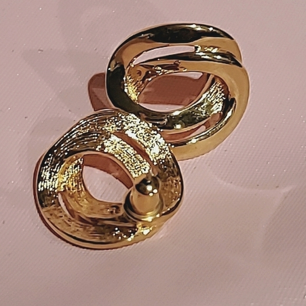 Womens Gold tone earrings, interlocking circles 🌴